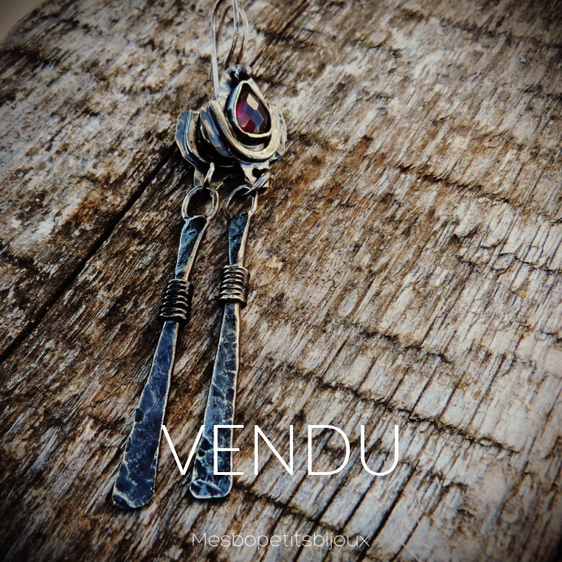 Longues boucles grenat Longues boucles grenat