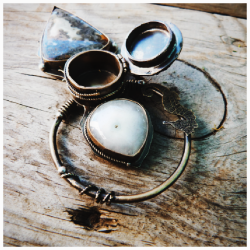 Pendentif coffre Exploratrice "Pieds nus"