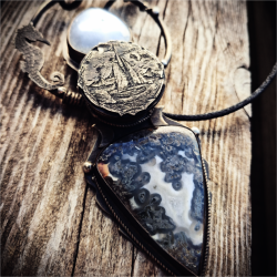 Pendentif coffre Exploratrice "Pieds nus"