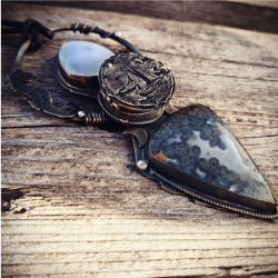 Pendentif coffre Exploratrice "Pieds nus"