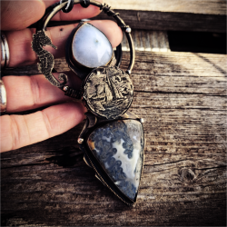 Pendentif coffre Exploratrice "Pieds nus"