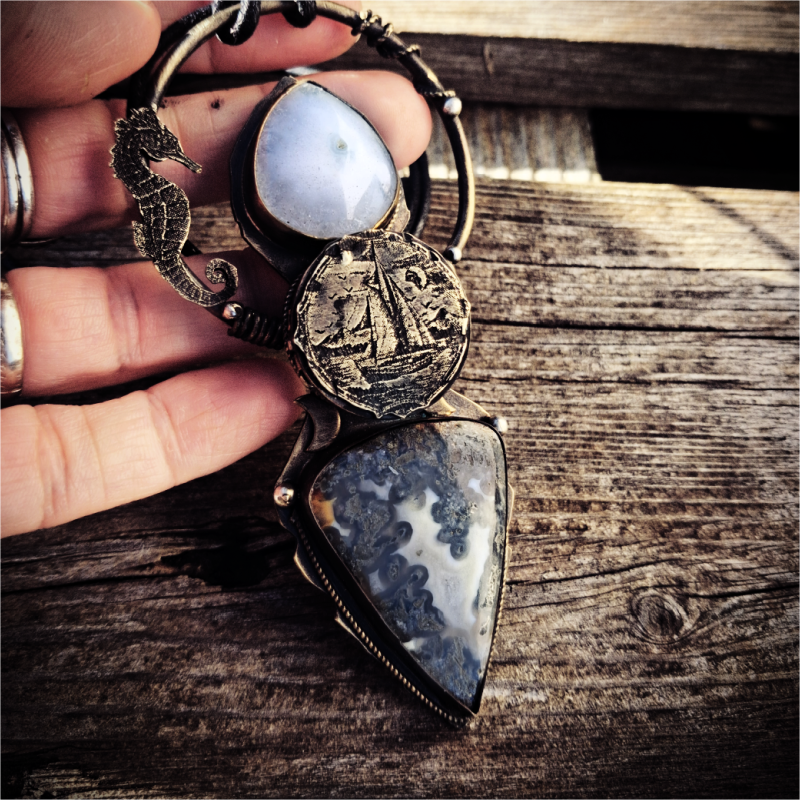 Pendentif coffre Exploratrice "Pieds nus"