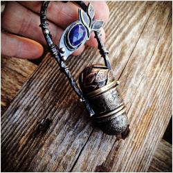 ARKADIAH – Pendentif Coffre en Laiton Texturé et Lapis-Lazuli