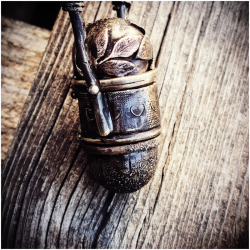 ARKADIAH – Pendentif Coffre en Laiton Texturé et Lapis-Lazuli