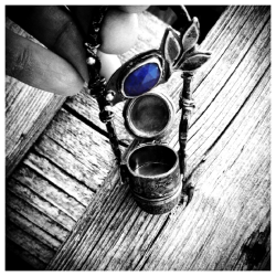 ARKADIAH – Pendentif Coffre en Laiton Texturé et Lapis-Lazuli