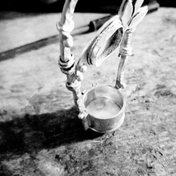 ARKADIAH – Pendentif Coffre en Laiton Texturé et Lapis-Lazuli