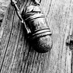 ARKADIAH – Pendentif Coffre en Laiton Texturé et Lapis-Lazuli