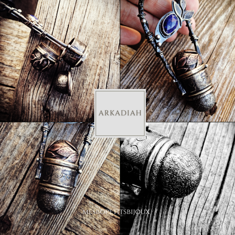 ARKADIAH – Pendentif Coffre en Laiton Texturé et Lapis-Lazuli